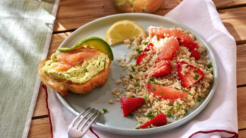 Terrine avocat-saumon et salade de quinoa au pomelo et fraises
