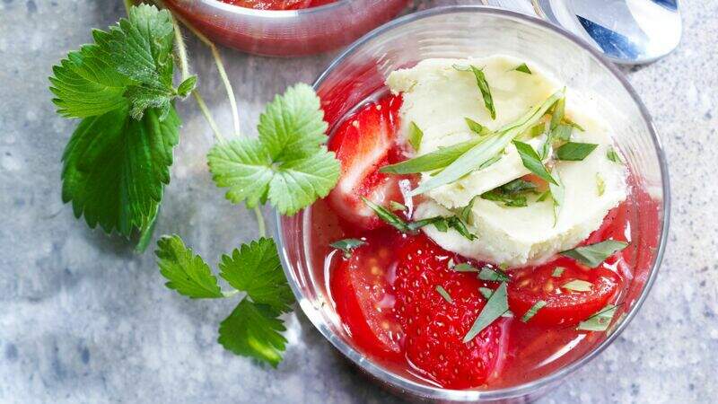 Soupe fraise-tomate-mozza, glace à la moutarde verte