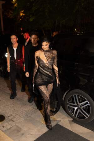 Kylie Jenner associe la tendance "sans pantalon" à la tendance de la transparence