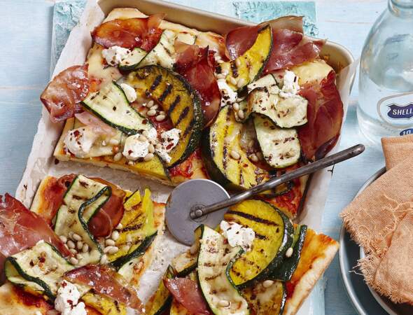 Pizza aux légumes grillés, jambon et feta