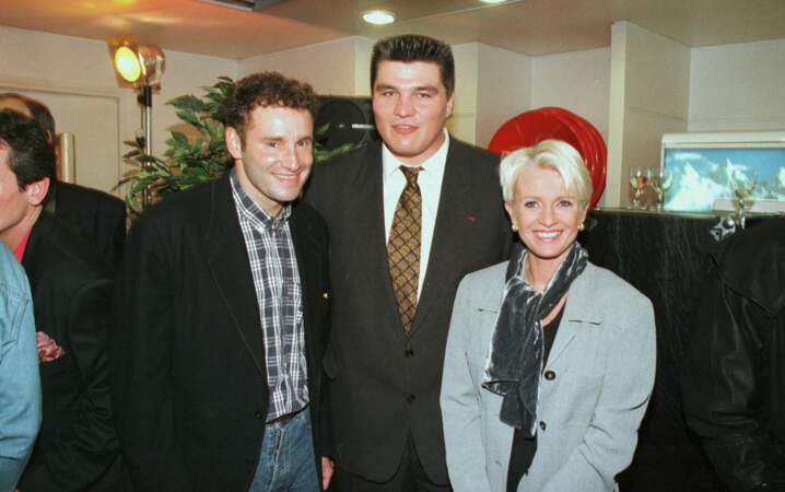 Sophie Davant et son mari Pierre Sled assiste à une soirée, à Paris, aux côtés de David Douillet, le 25 février 1997.