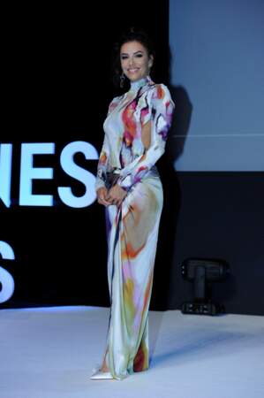 Eva Longoria en robe longue graphique