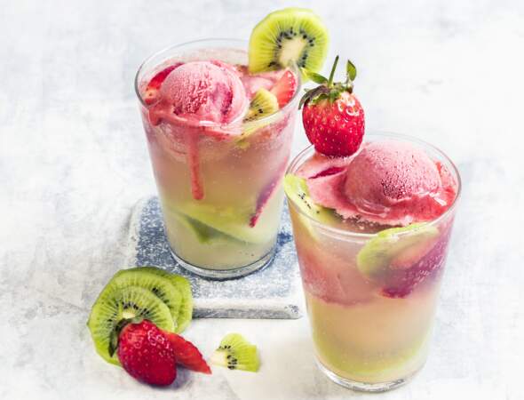 Cocktail glacé à la fraise, citron et kiwi