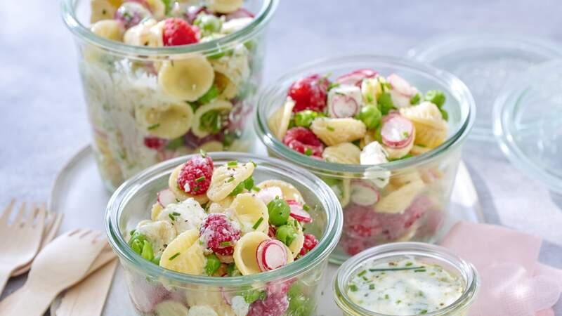 Salade de pâtes aux petits pois, radis et framboises
