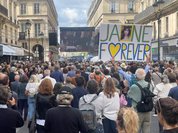 Des fans venus rendre un dernier hommage à l'artiste Jane Birkin à l'extérieur de l'Église Saint-Roch à Paris
