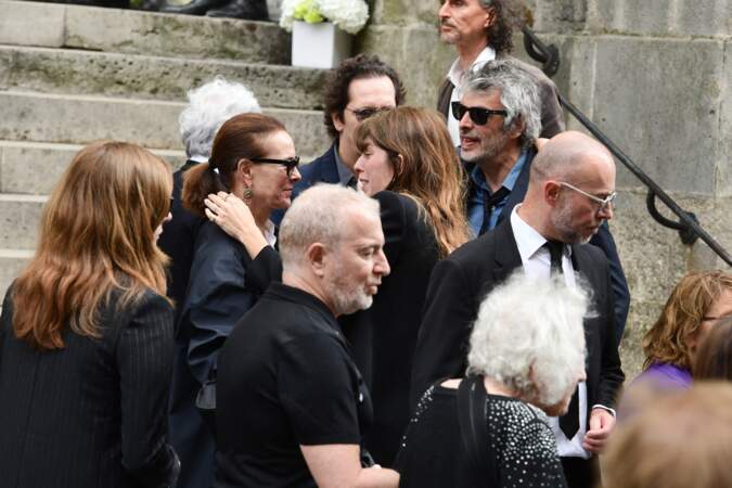 Carole Bouquet, Lou Doillon et son compagnon Stéphane Manel à la sortie des obsèques de Jane Birkin