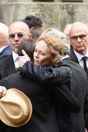 Vanessa Paradis enlace Charlotte Gainsbourg, à la sortie des obsèques de Jane Birkin