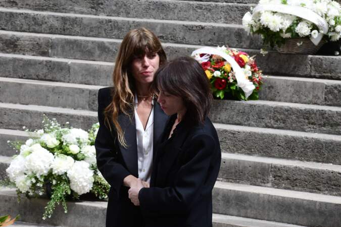 Lou Doillon et Charlotte Gainsbourg, à la sortie des obsèques de leur mère Jane Birkin