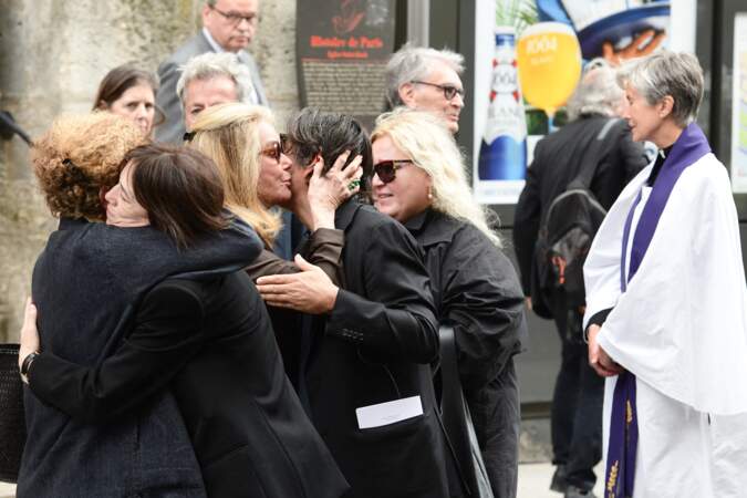 Charlotte Gainsbourg, Catherine Deneuve et Yvan Attal à la sortie des obsèques de Jane Birkin