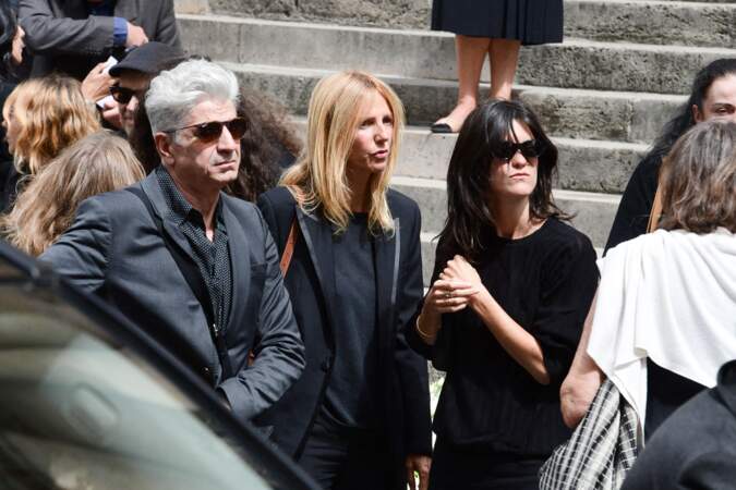 Sandrine Kimberlain et sa fille Suzanne Lindon à la sortie des obsèques de Jane Birkin