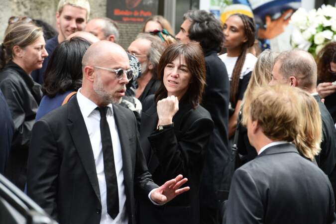Charlotte Gainsbourg à la sortie des obsèques de sa mère, Jane Birkin