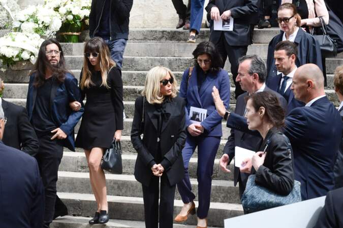 Lucien Gainsbourg (Lulu) et sa compagne, Rima Abdul-Malak, la ministre de la Culture, la première dame Brigitte Macron, le chef du protocole José Pietroboni et Bambou (de profil) à la sortie des obsèques de Jane Birkin 