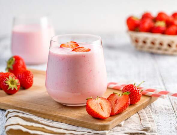 Smoothie aux fraises, noix de coco et yaourt nature