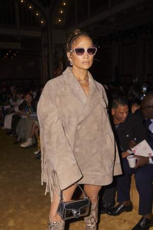 Jennifer Lopez en veste en daim oversize sans pantalon