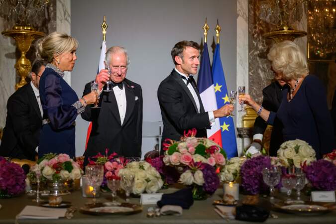 Brigitte Macron, le roi Charles III, Emmanuel Macron et la reine Camilla
