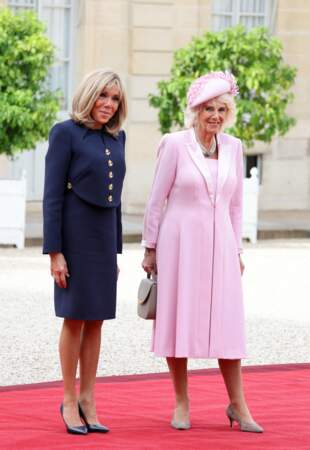 Visite de Charles III : Brigitte Macron en blazer crop, jupe crayon et escarpins et Camilla Parker Bowls en total look rose 