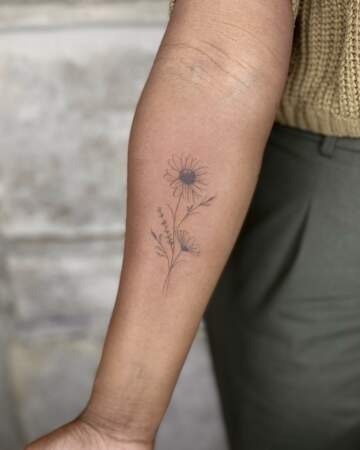 Tatouage minimaliste : fleur