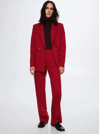 Le pantalon de costume rouge