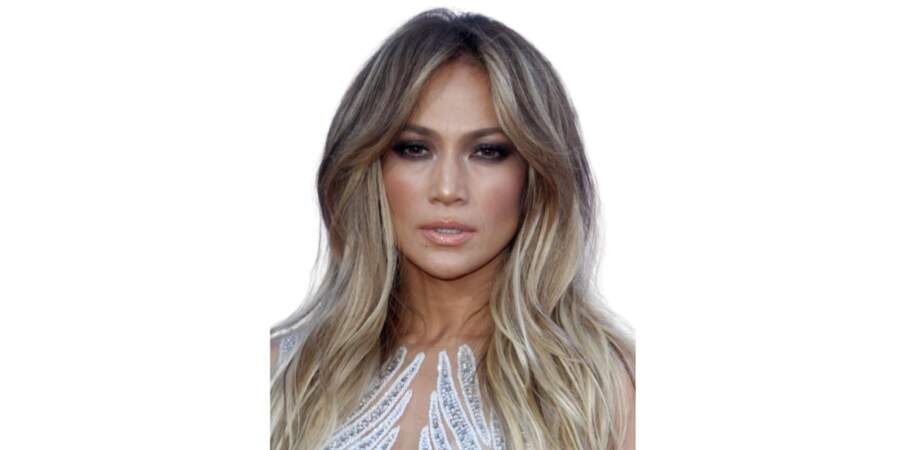 La frange "butterfly" adoptée par Jennifer Lopez lors des Billboard 
