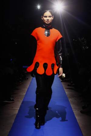 Ève Gilles à couper le souffle pour la Fashion Week de Paris, dans un look en latex 