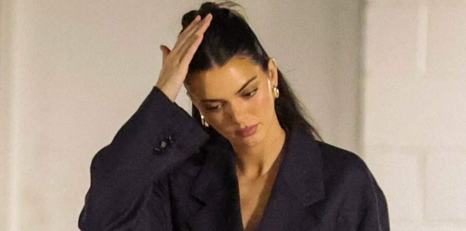 Kendall Jenner opte pour une demi-queue façon chignon plaqué