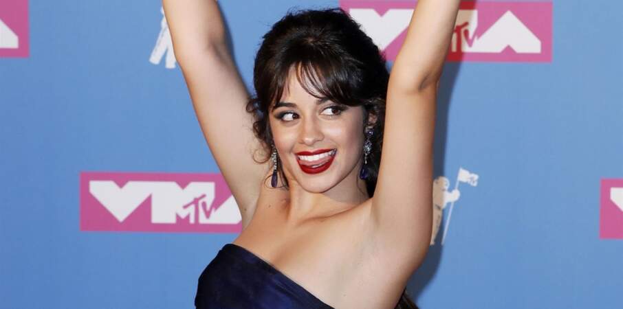 Camila Cabello opte pour une demi-queue classique avec frange droite sur cheveux longs