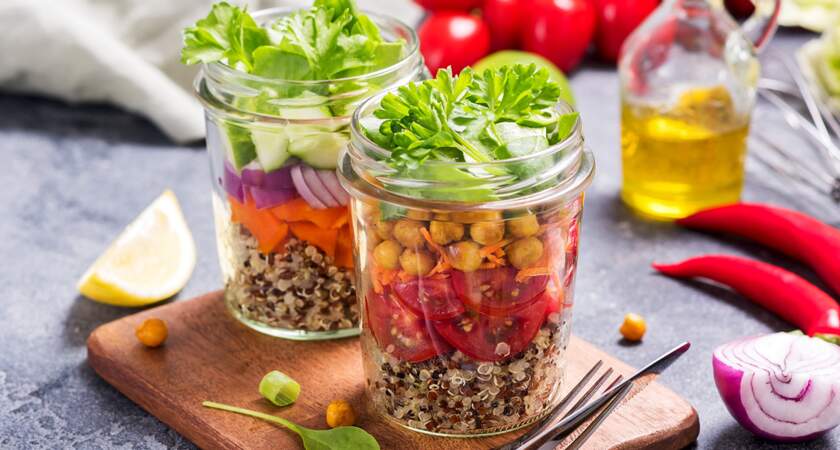 Salade de quinoa, pois chiche et crudités : la recette super facile à emporter pour le déjeuner