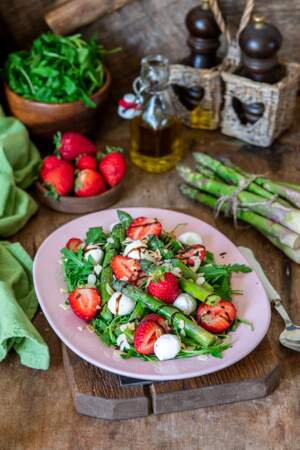 Salade d'asperges et aux fraises