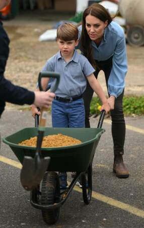 Le prince Louis déplace une brouette avec sa mère, Kate Middleton