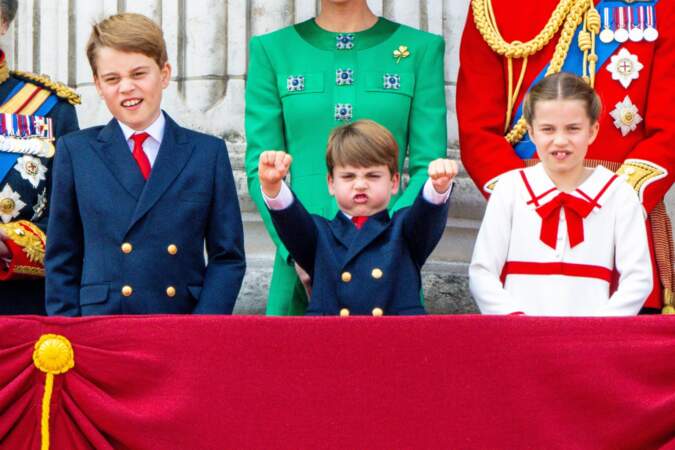 Le prince Louis avec son frère George et sa sœur Charlotte
