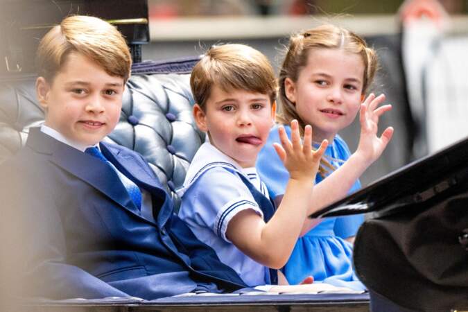 Le prince Louis avec son frère George et sa sœur Charlotte