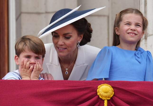 Kate Middleton parle à son fils Louis