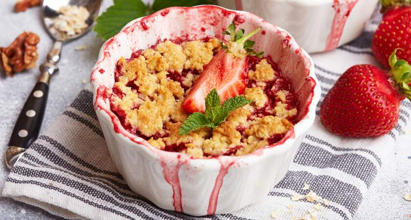 Crumble fraises et rhubarbe, la recette gourmande sans beurre