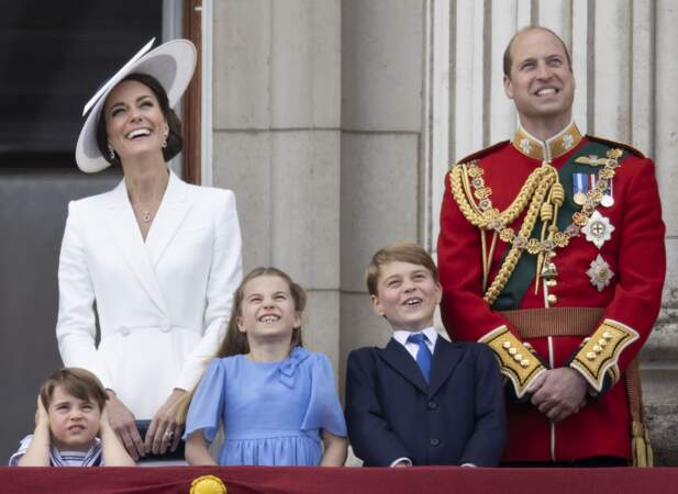 William, Kate et leurs trois enfants, au balcon de Buckingham Palace
