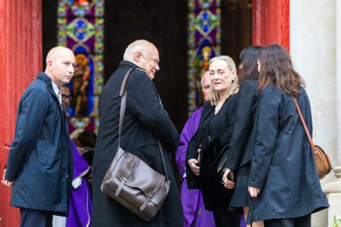 L'écrivain Éric-Emmanuel Schmitt et les filles de Bernard Pivot à leur arrivée à l'église.