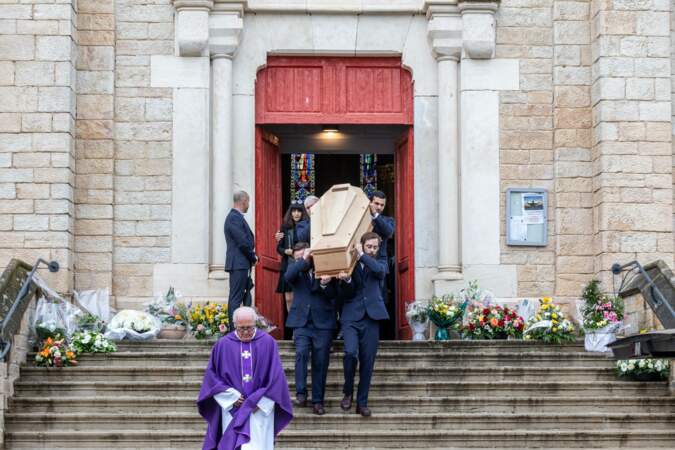 Le cercueil de Bernard Pivot quitte l'église.