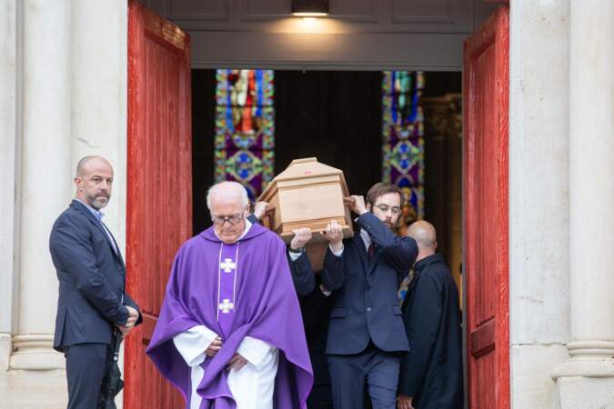 Le cercueil de Bernard Pivot quitte l'église.