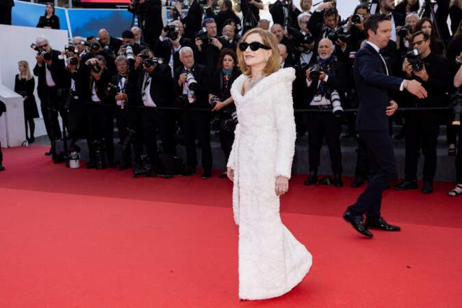 Isabelle Huppert radieuse en robe pilou pilou