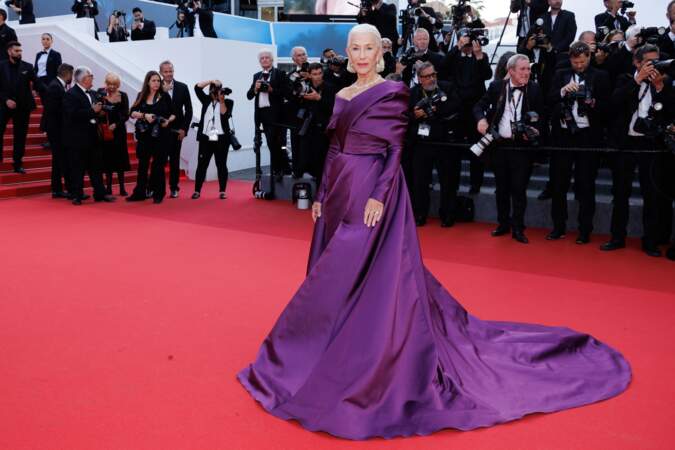 Helen Mirren resplendissante dans une longue robe satinée 