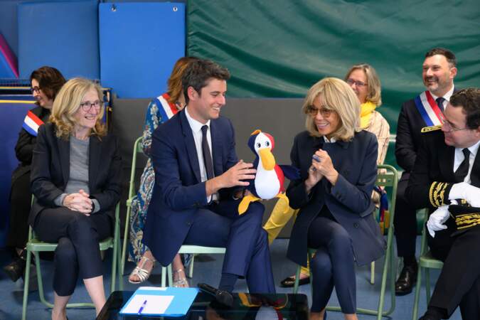 Brigitte Macron et Gabriel Attal visitent une école primaire à Antony, le 24 mai 2024. 