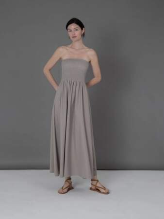 La robe longue ample sans manche 