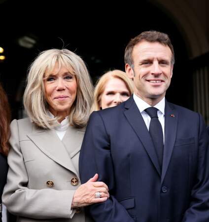 Emmanuel Macron et sa femme Brigitte Macron apparaissent souvent unis et très proches l'un de l'autre.