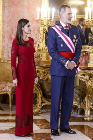 Letizia d'Espagne époustouflante en longue robe rouge qui souligne sa taille 