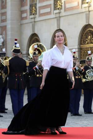 Visite de Charles III : Carole Bouquet en look noir et blanc ultra chic 