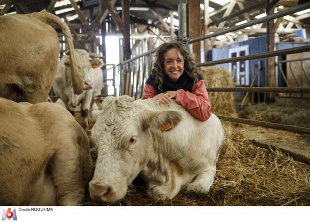 Décrite comme une femme "solaire et courageuse", Karell gère une impressionnante exploitation d'une quarantaine de vaches allaitantes, 9 chevaux, une vingtaine
de chats, 2 adorables chiens mais surtout 5.000 volailles !